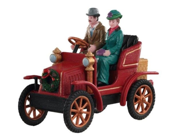 Coche antiguo con señores@*
