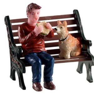 Merendando con su perrito @