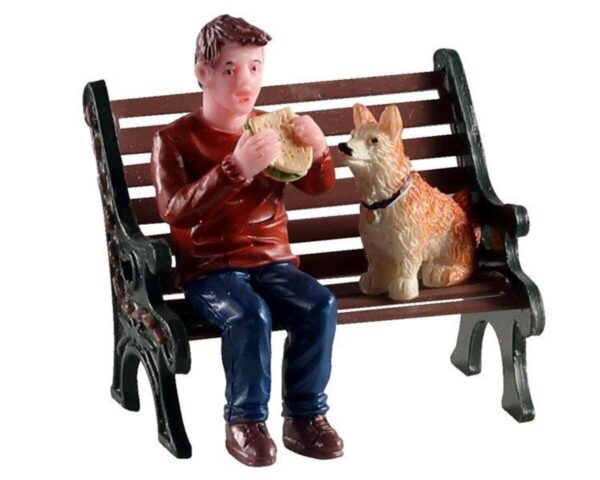 Merendando con su perrito @